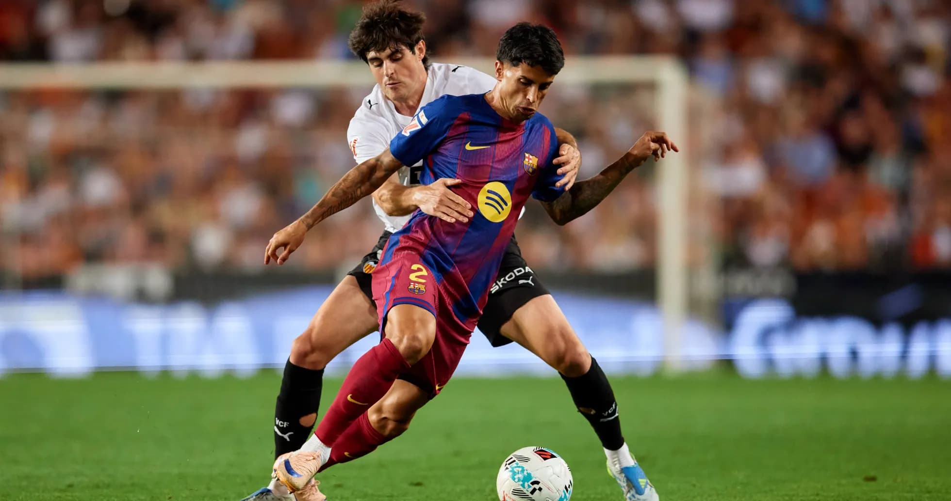 Jugador de Barcelona siendo desafiado por rival