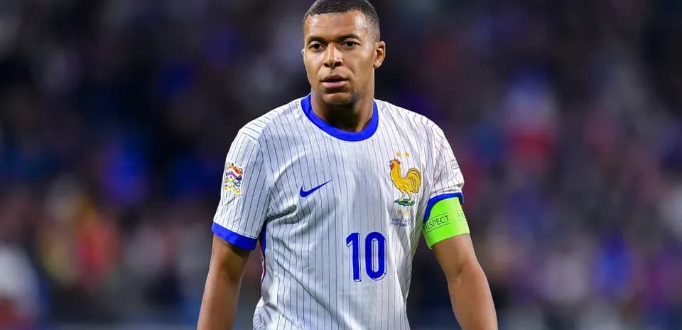 Jugador de fútbol en uniforme de Francia durante partido