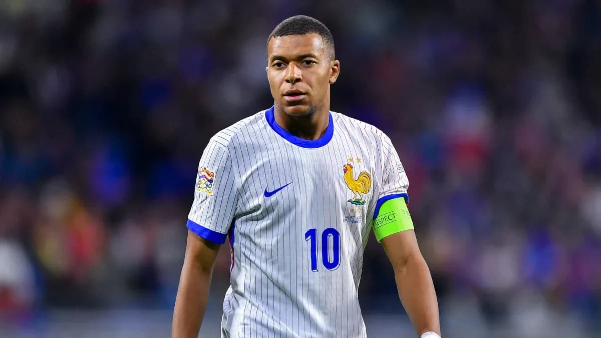 Jugador de fútbol en uniforme de Francia durante partido
