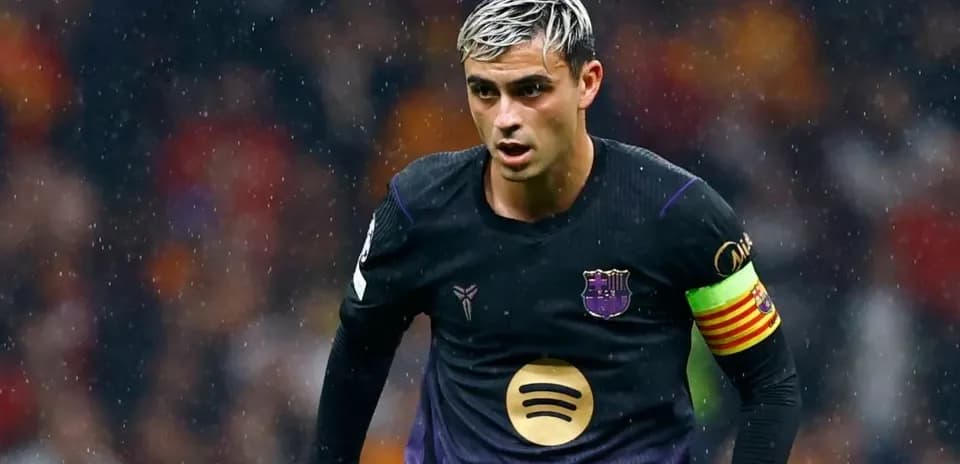 Jugador de fútbol corriendo bajo la lluvia