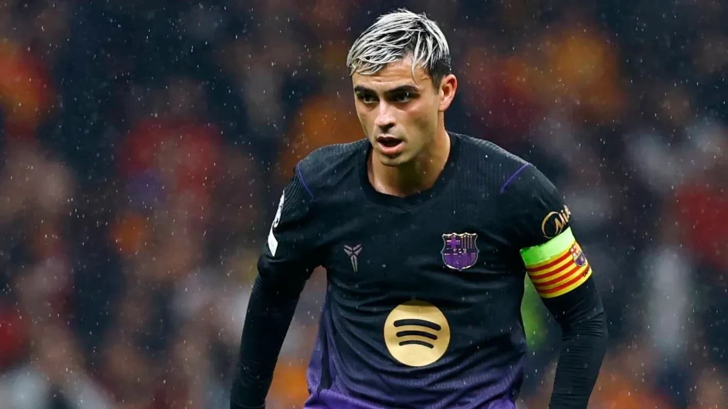 Jugador de fútbol corriendo bajo la lluvia