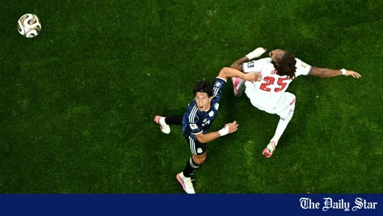 Jugador japonés evitando a un oponente en el campo