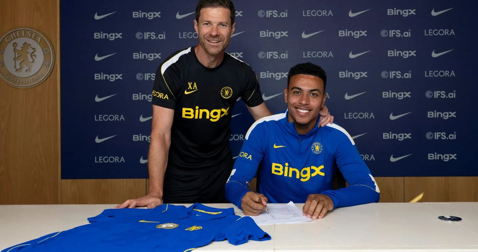 Jugador firmando contrato con Chelsea FC en mesa