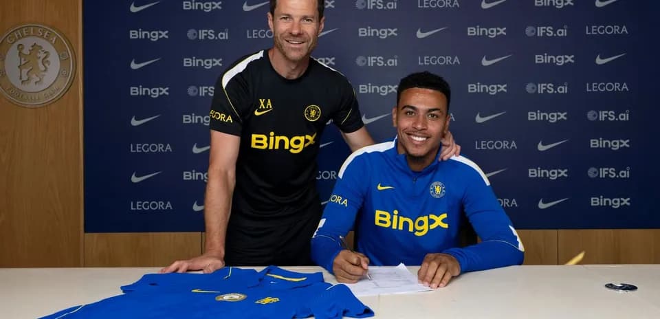 Jugador firmando contrato con Chelsea FC en mesa