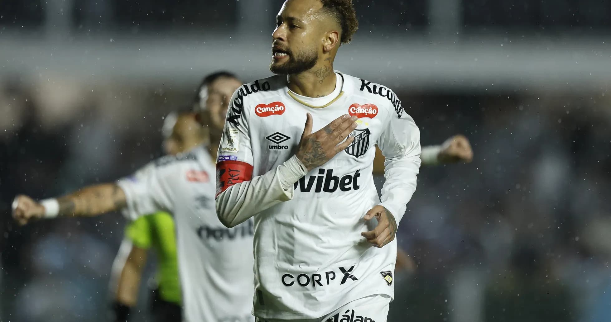 Neymar celebrando un gol con la camiseta de Santos