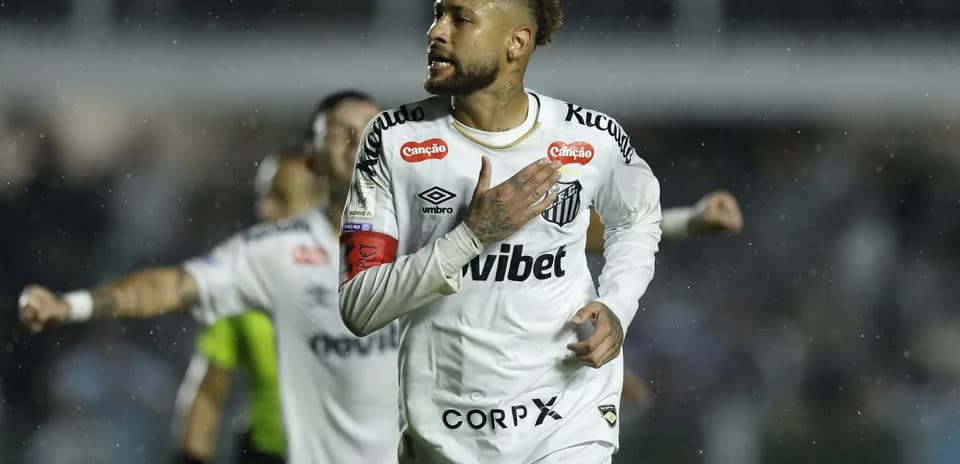 Neymar celebrando un gol con la camiseta de Santos