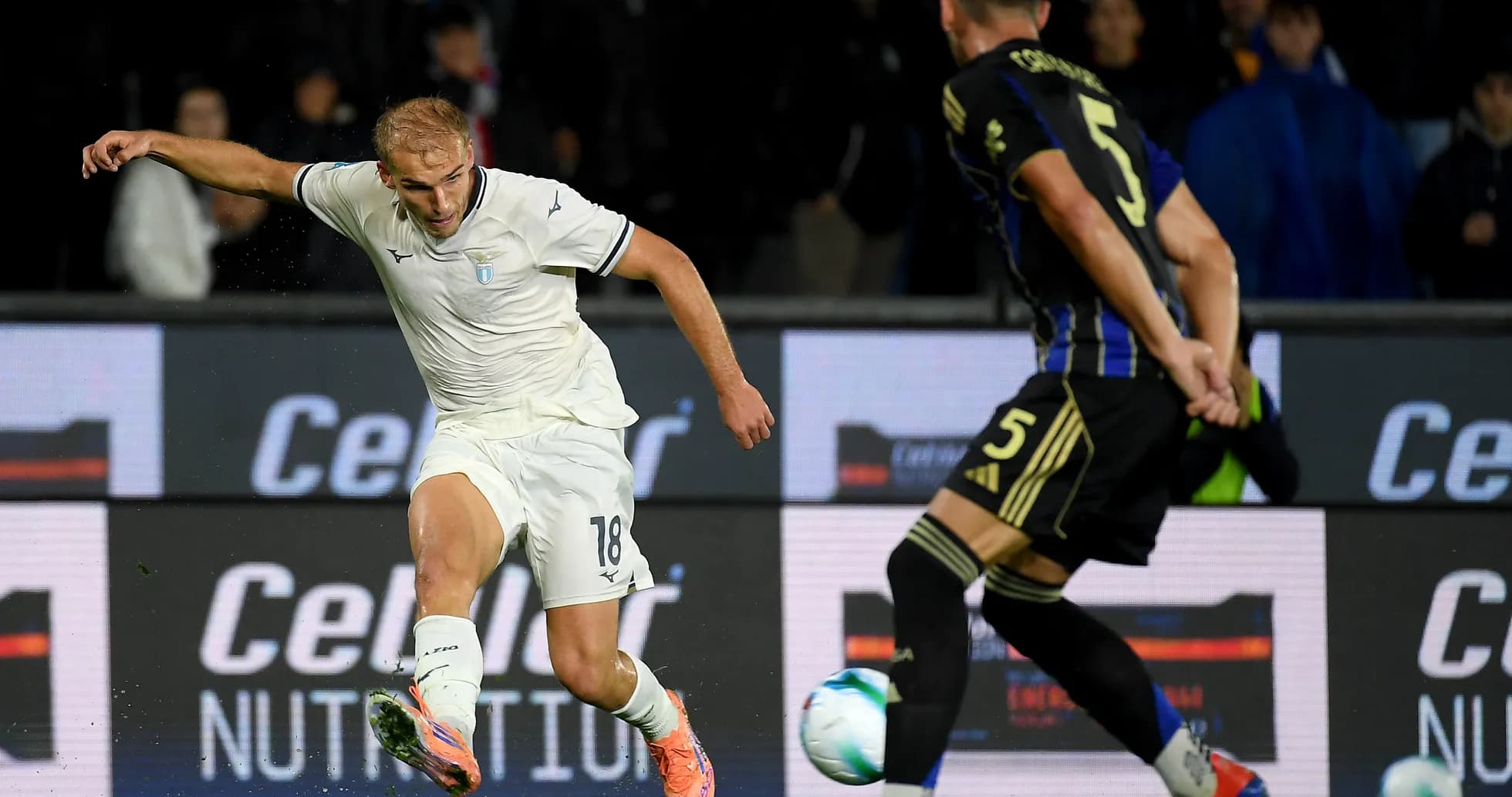 Jugador de Lazio disparando a puerta