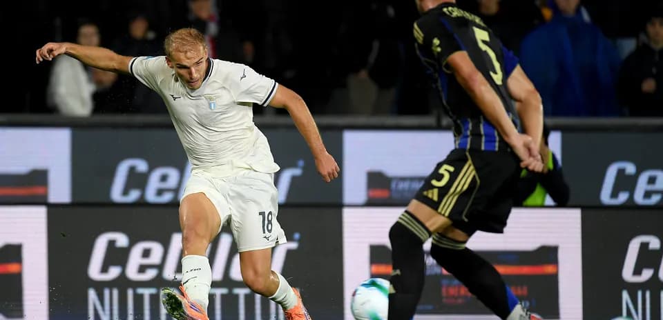 Jugador de Lazio disparando a puerta
