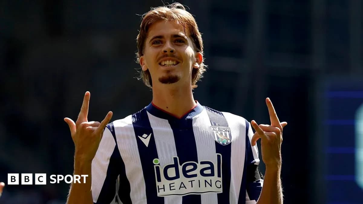 Jugador celebrando con camiseta del West Bromwich Albion
