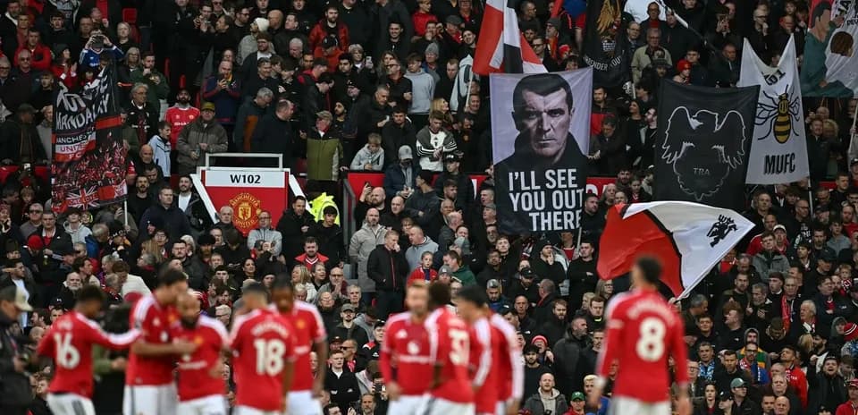 Aficionados de Manchester United en el estadio con banderas