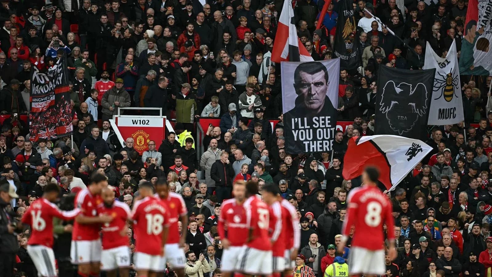Aficionados de Manchester United en el estadio con banderas