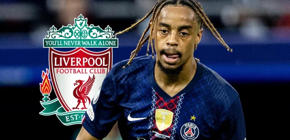 Jugador de PSG corriendo con logo de Liverpool detrás