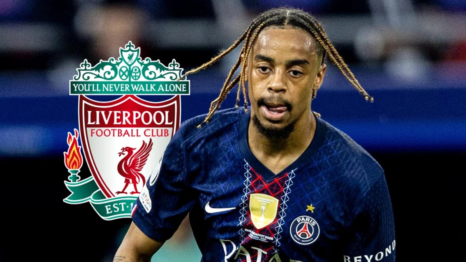 Jugador de PSG corriendo con logo de Liverpool detrás