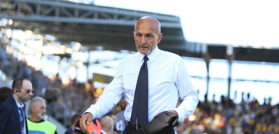 Entrenador caminando en el estadio durante el partido
