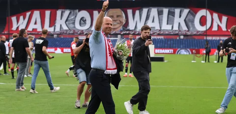 Entrenador saludando con flores en el campo