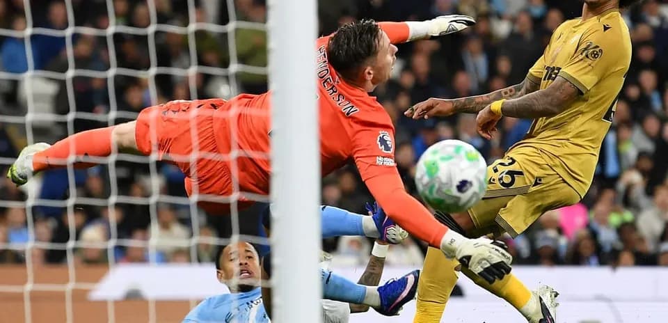Jugador de Crystal Palace intenta anotar gol
