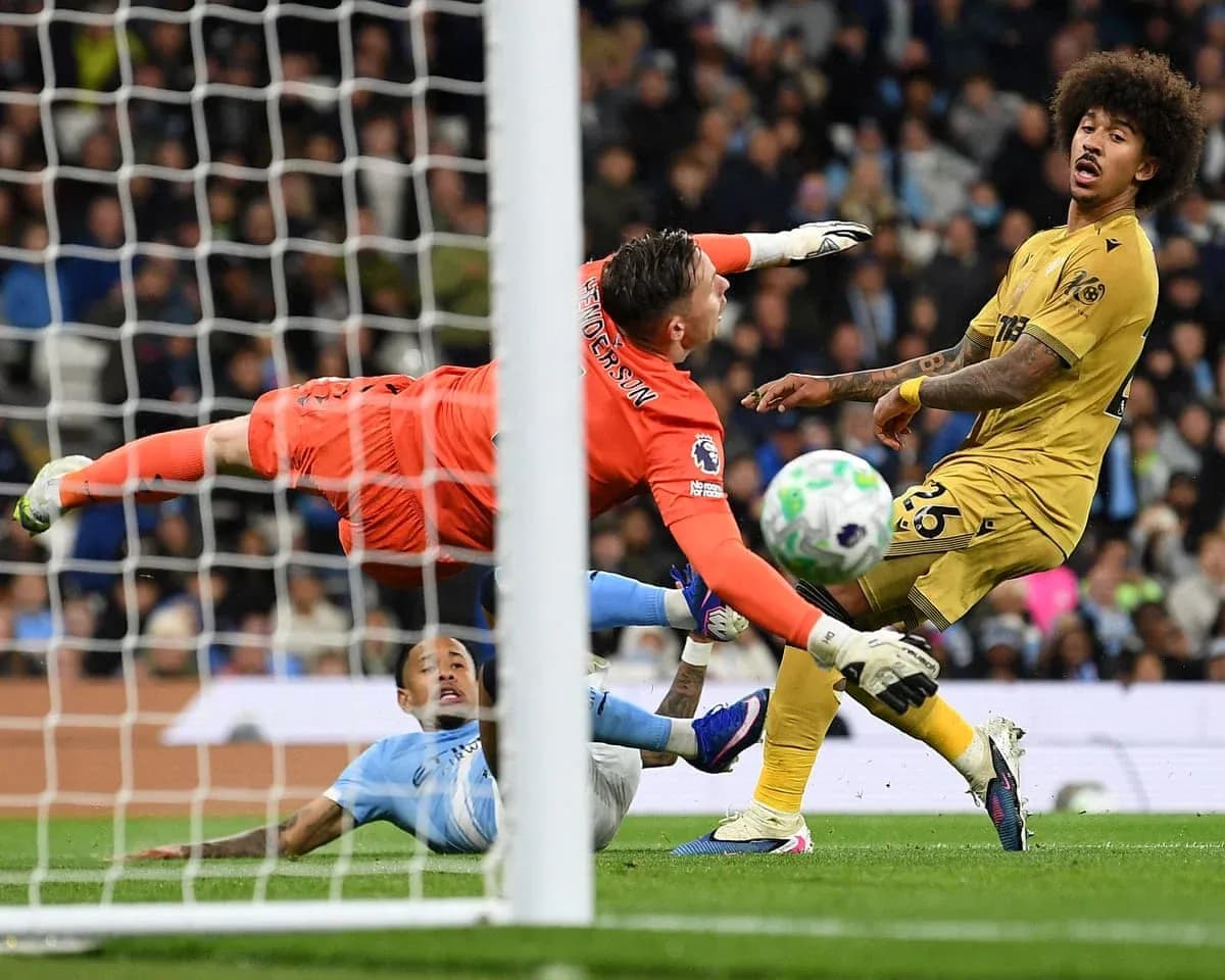 Jugador de Crystal Palace intenta anotar gol