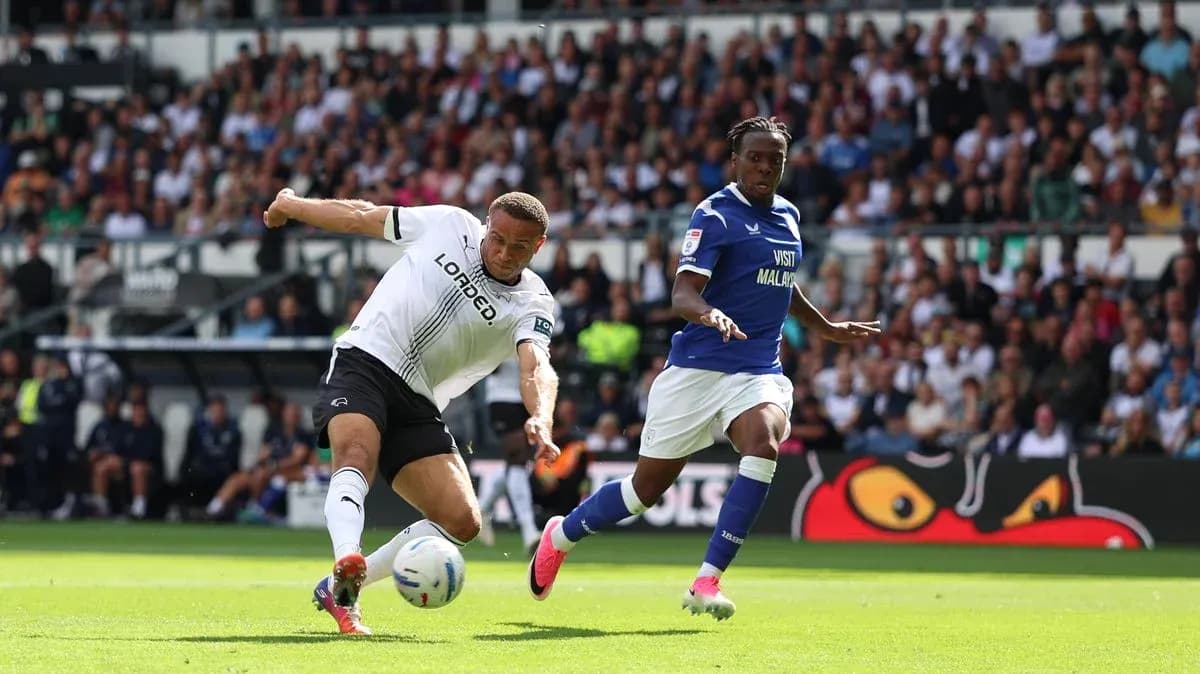 Jugador de Derby County disparando hacia la portería