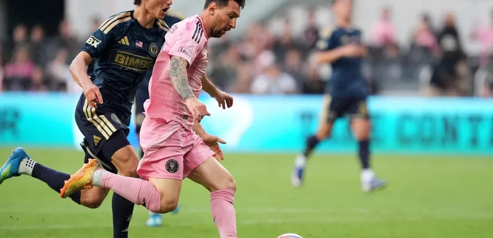 Lionel Messi driblando a un defensor del Union