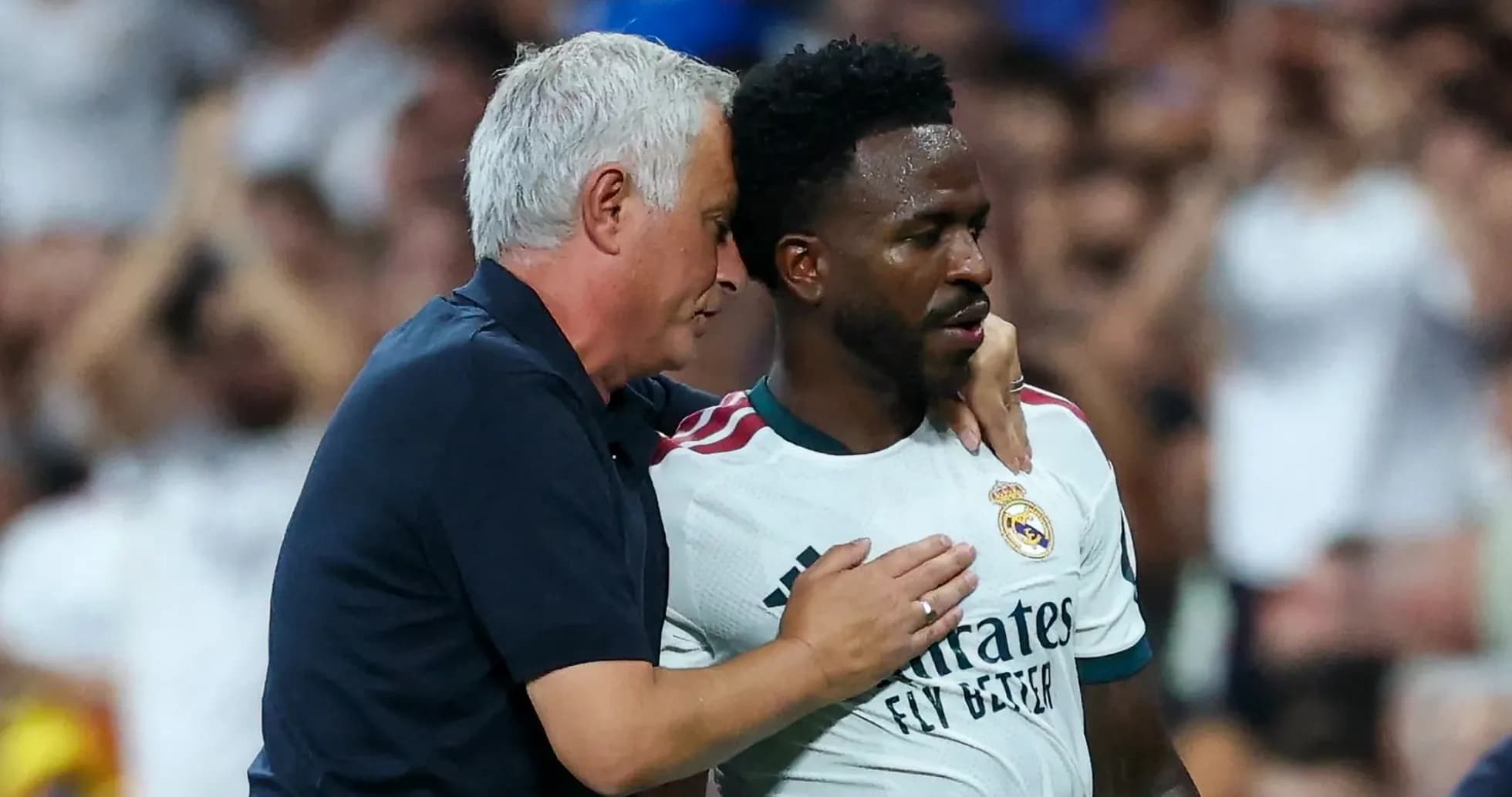 Entrenador hablando con jugador de Real Madrid