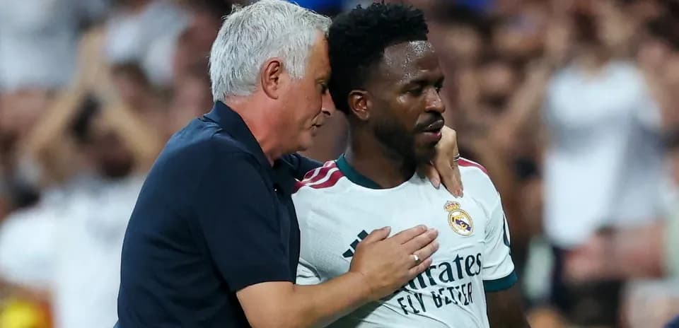 Entrenador hablando con jugador de Real Madrid