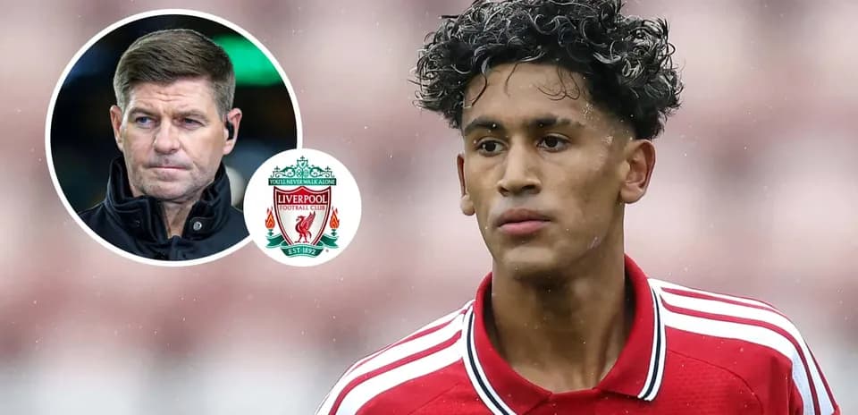 Jugador de Liverpool en primer plano con logo del club