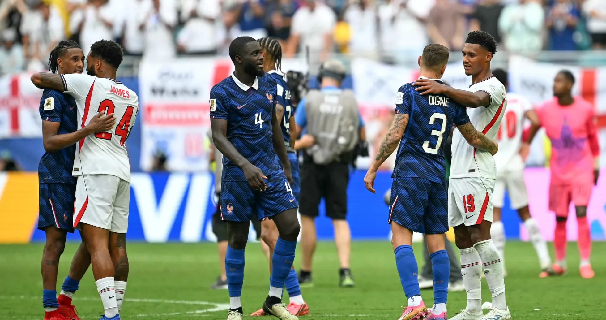Jugadores de Francia y Estados Unidos se abrazan tras el partido
