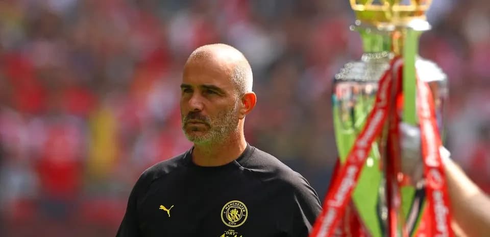 Entrenador de Manchester City junto a trofeo de liga