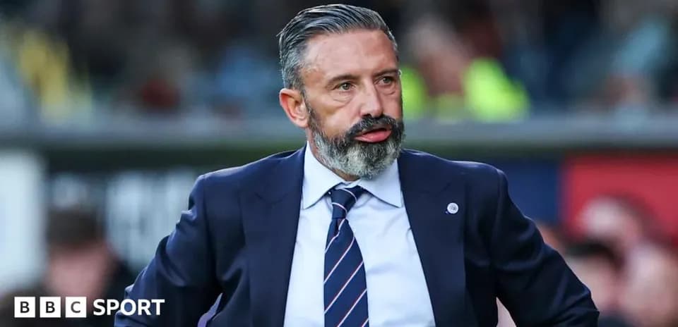 Entrenador observando el partido desde la línea de banda