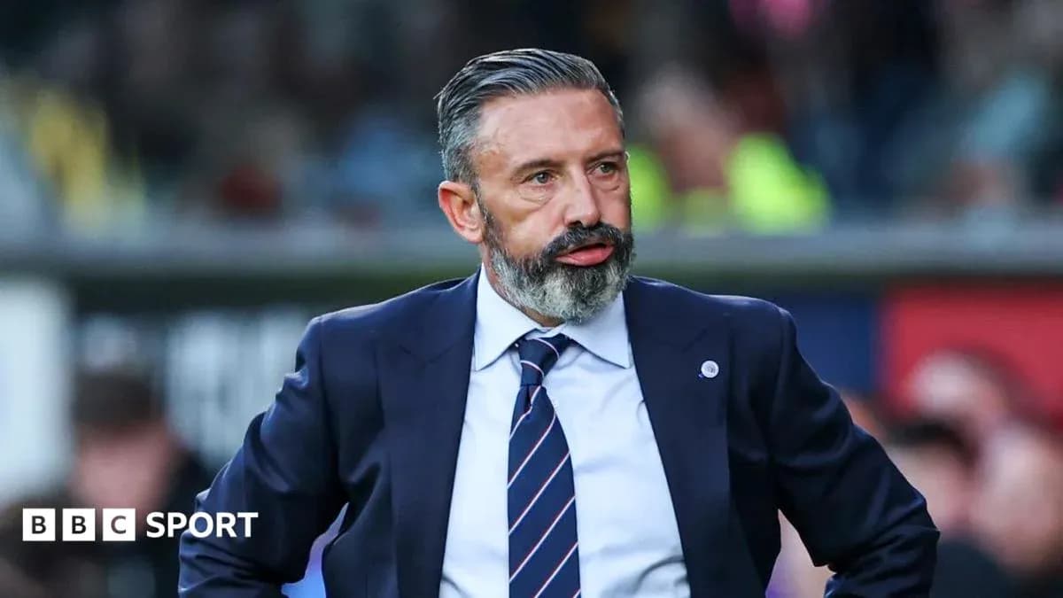Entrenador observando el partido desde la línea de banda
