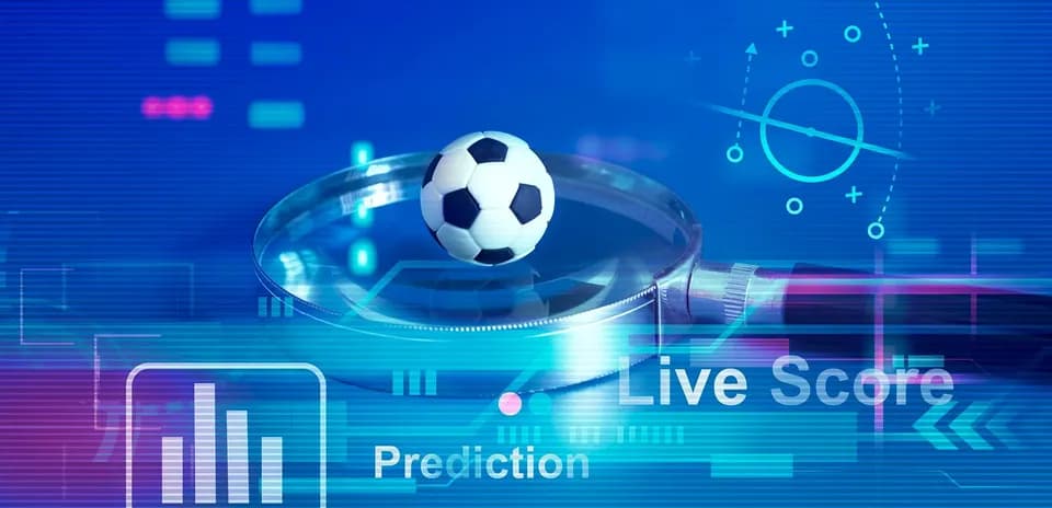 Balón de fútbol sobre una lupa y gráficos digitales