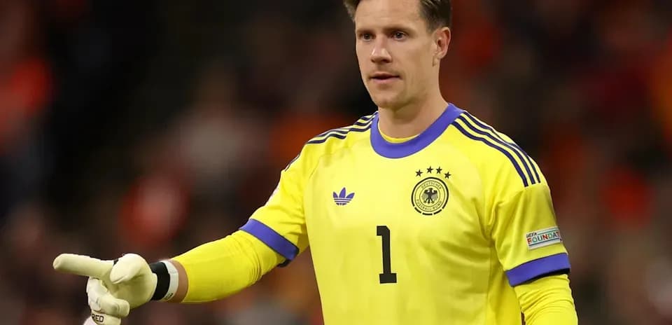 Portero de Alemania señalando durante el partido