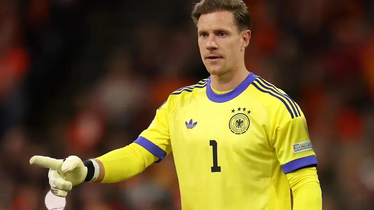 Portero de Alemania señalando durante el partido