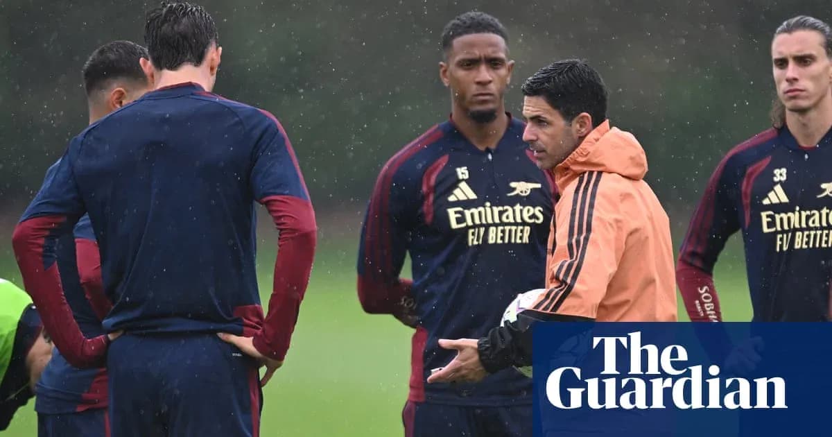 Entrenador hablando con jugadores en sesión de entrenamiento