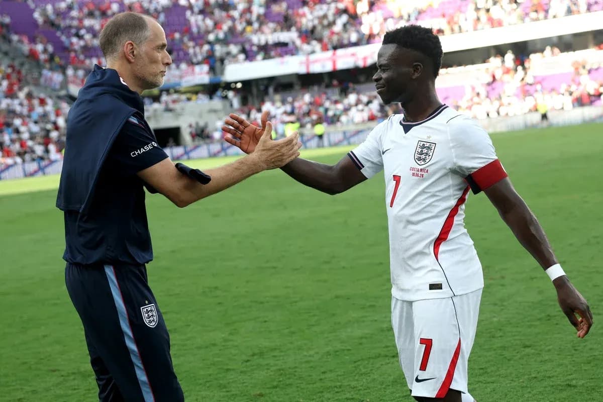 Entrenador y jugador de Inglaterra saludando en el campo