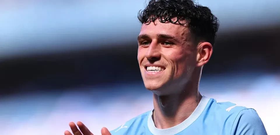 Jugador sonriendo con camiseta celeste en el campo