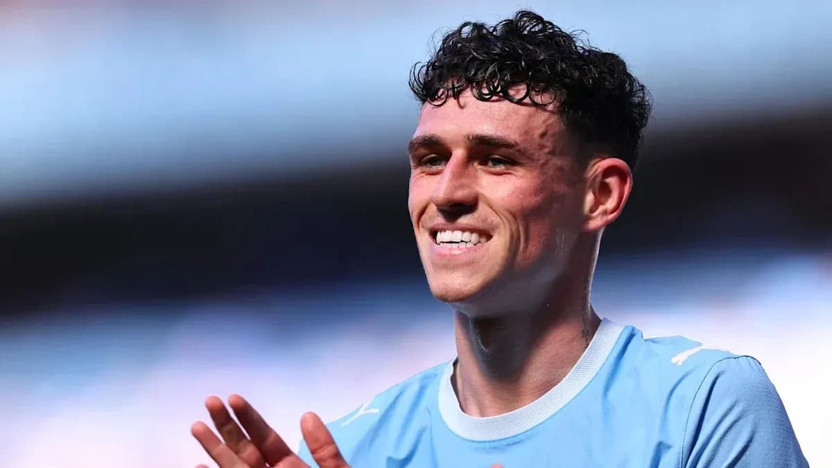 Jugador sonriendo con camiseta celeste en el campo
