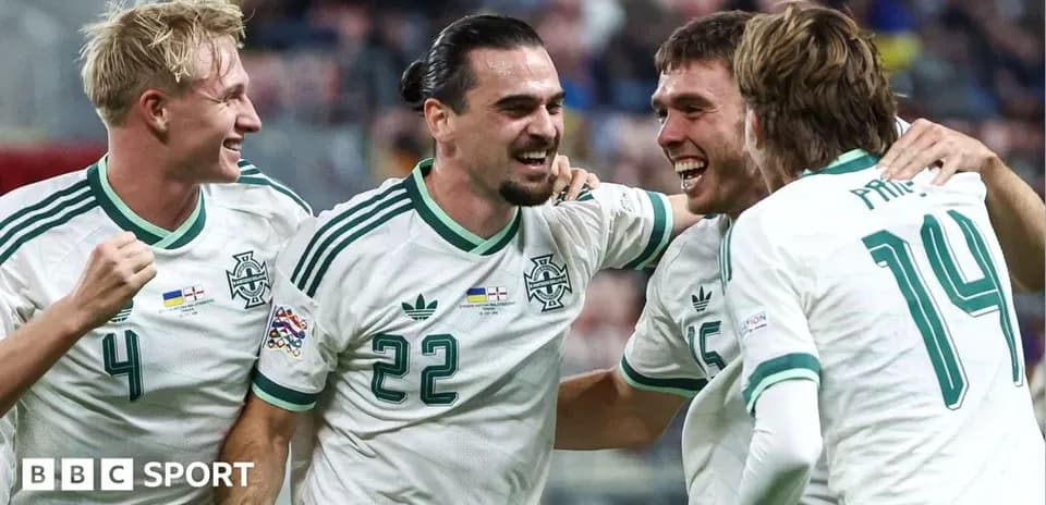 Jugadores de Irlanda del Norte celebrando un gol