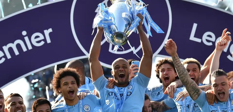 Jugadores de Manchester City celebrando el título de Premier League
