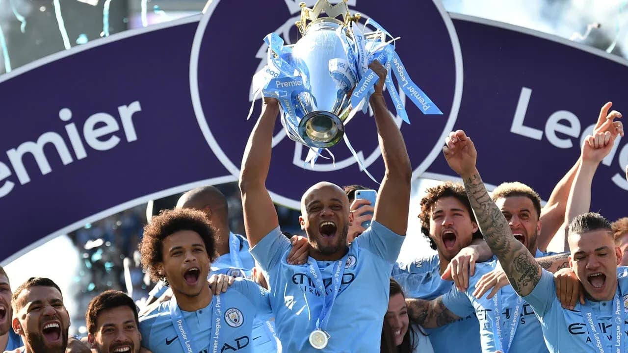 Jugadores de Manchester City celebrando el título de Premier League
