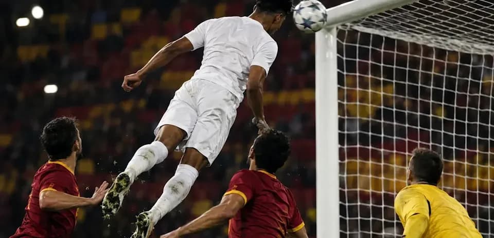Jugador saltando para cabecear el balón en gol