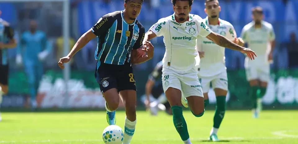 Jugadores de Gremio y Palmeiras en acción