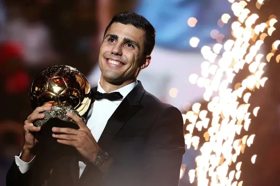 Jugador sosteniendo el Balón de Oro en ceremonia