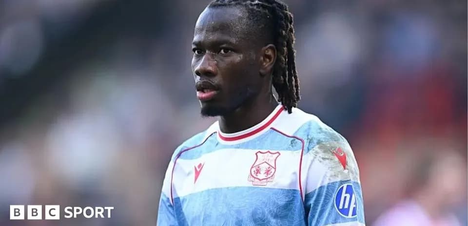 Jugador en uniforme de fútbol durante un partido