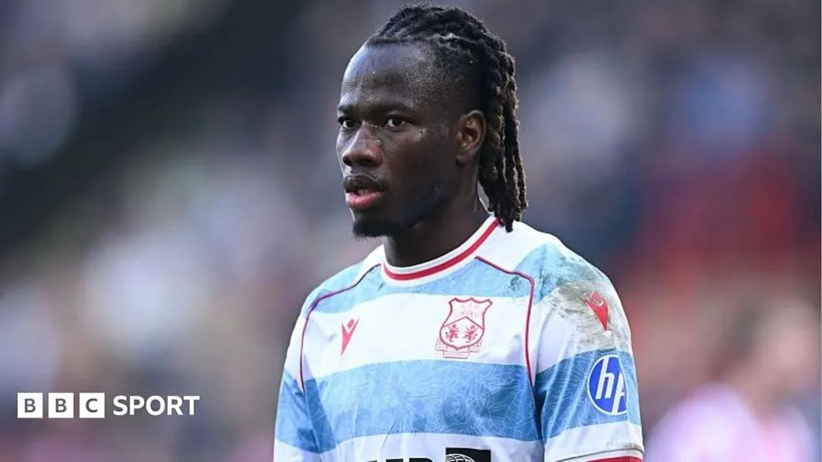 Jugador en uniforme de fútbol durante un partido