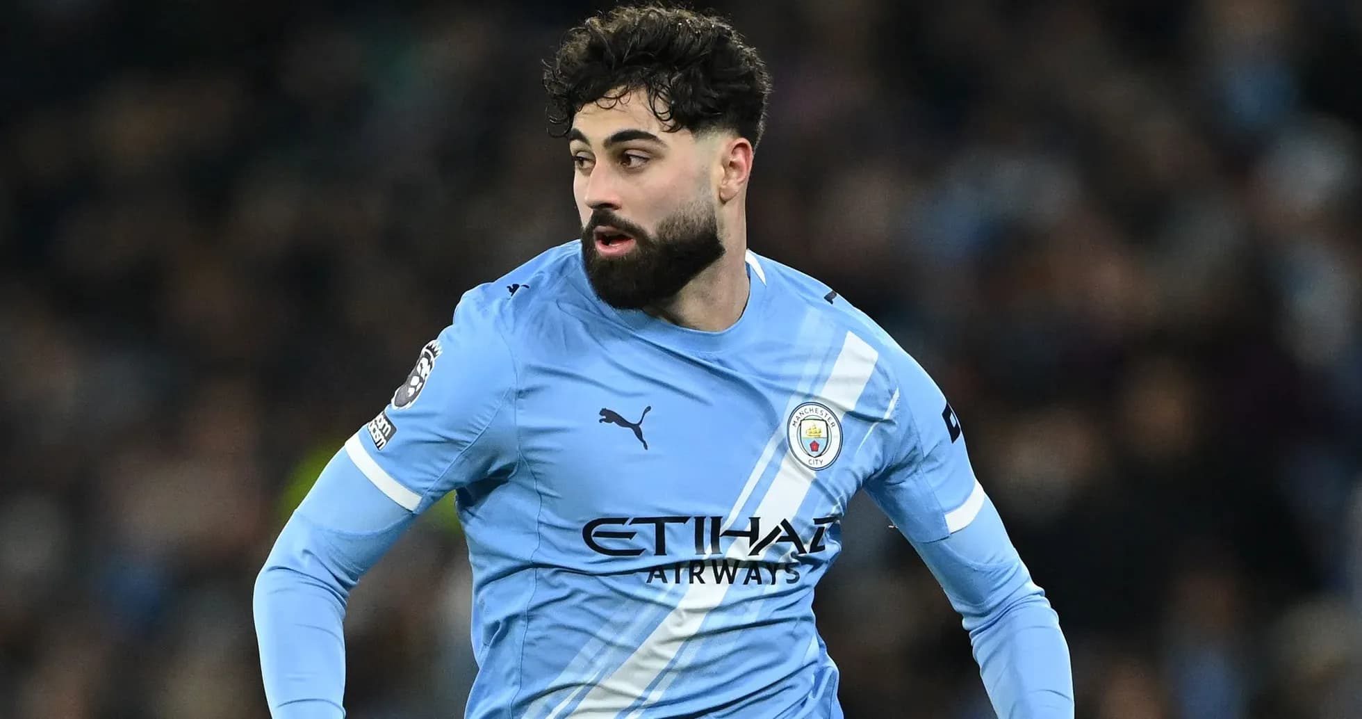 Jugador de Manchester City corriendo durante el partido