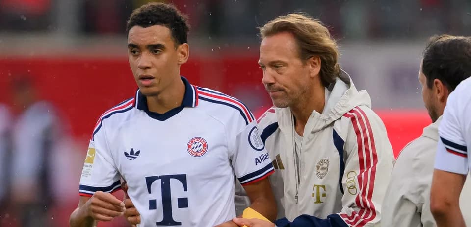 Jugador y entrenador de Bayern Múnich durante el partido