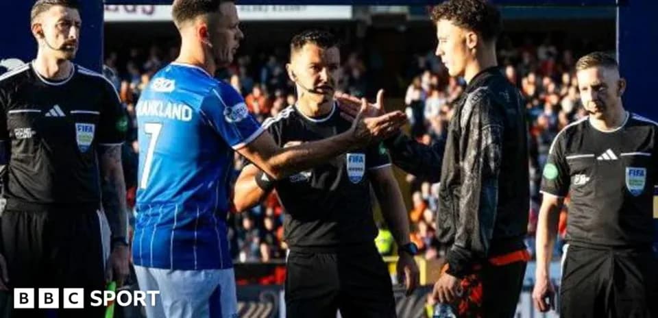 Jugadores saludando a los árbitros antes del partido
