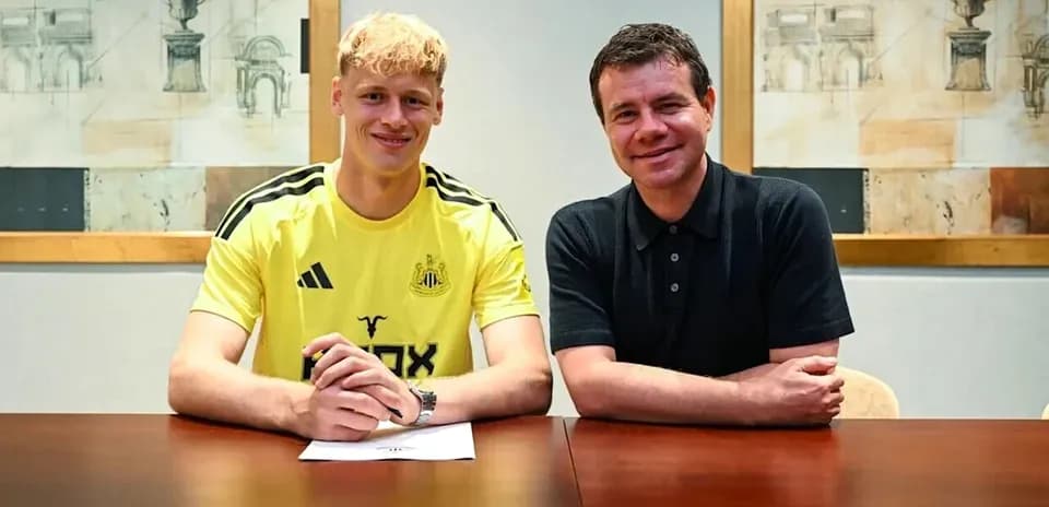 Jugador y representante firmando contrato en oficina