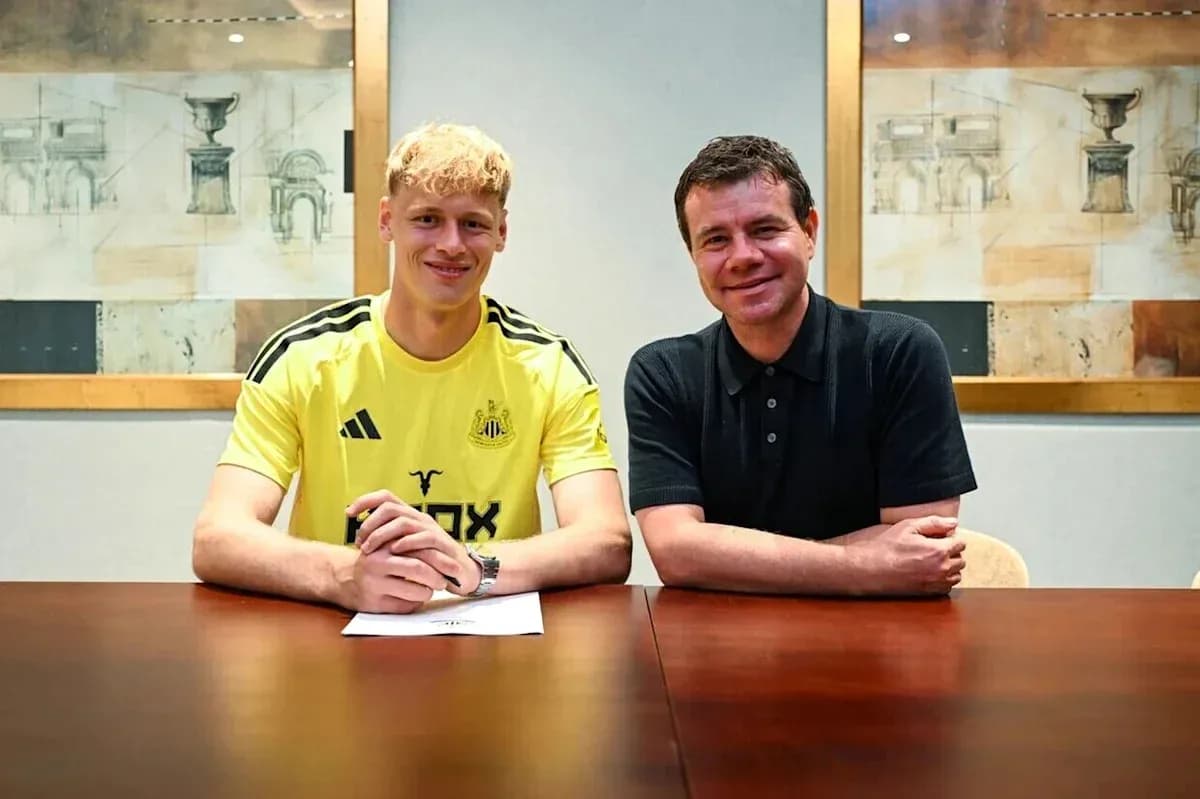 Jugador y representante firmando contrato en oficina
